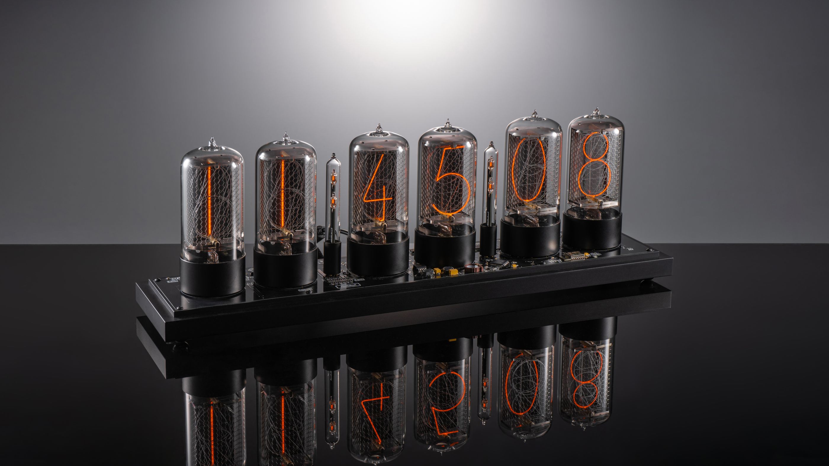 ZIN70 Nixie-Uhr, Schwarz-Gehäuse & Schwarz-Sockel, Klarglas