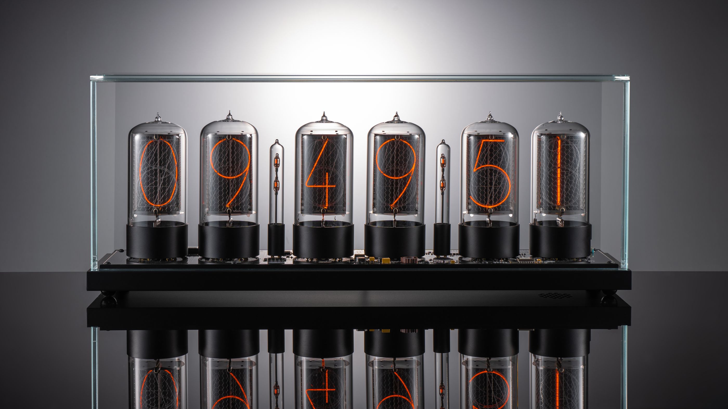 ZIN70 Nixie-Uhr, Schwarz-Gehäuse & Schwarz-Sockel, Klarglas