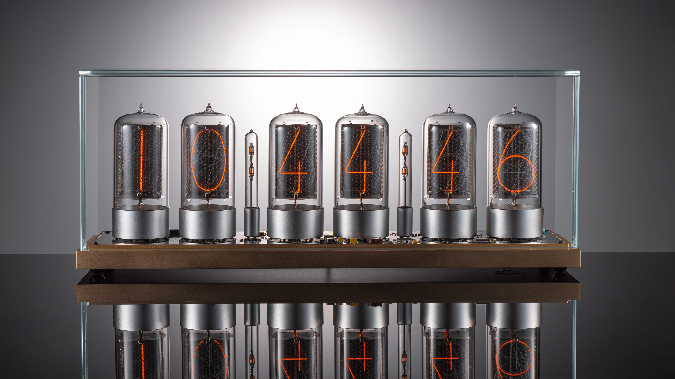 ZIN70 Nixie-Uhr, Gold-Gehäuse & Silber-Sockel, Klarglas