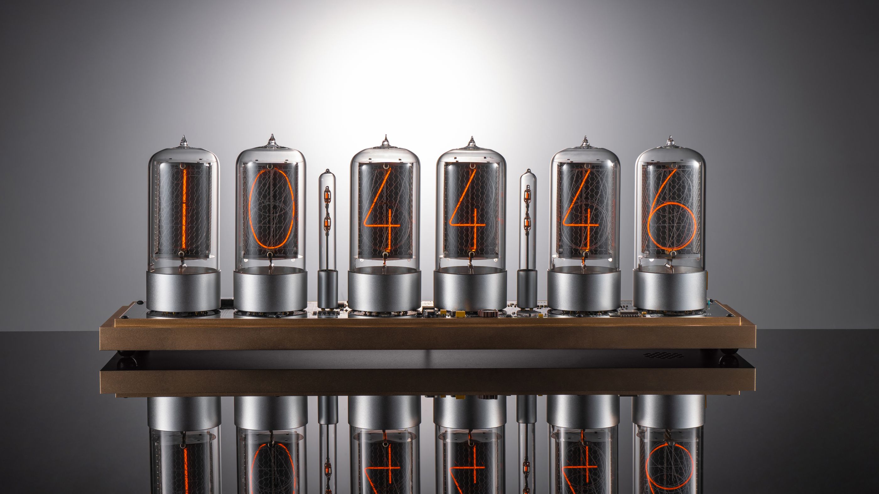 ZIN70 Nixie-Uhr, Gold-Gehäuse & Silber-Sockel, Rauchglas