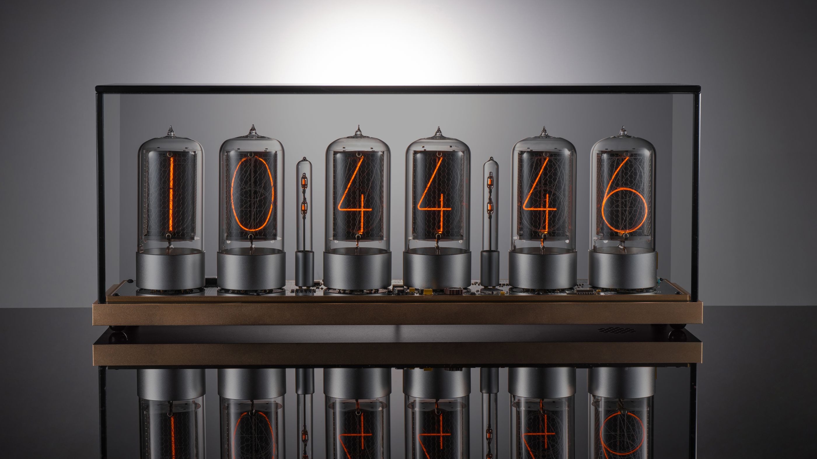 ZIN70 Nixie-Uhr, Gold-Gehäuse & Silber-Sockel, Rauchglas
