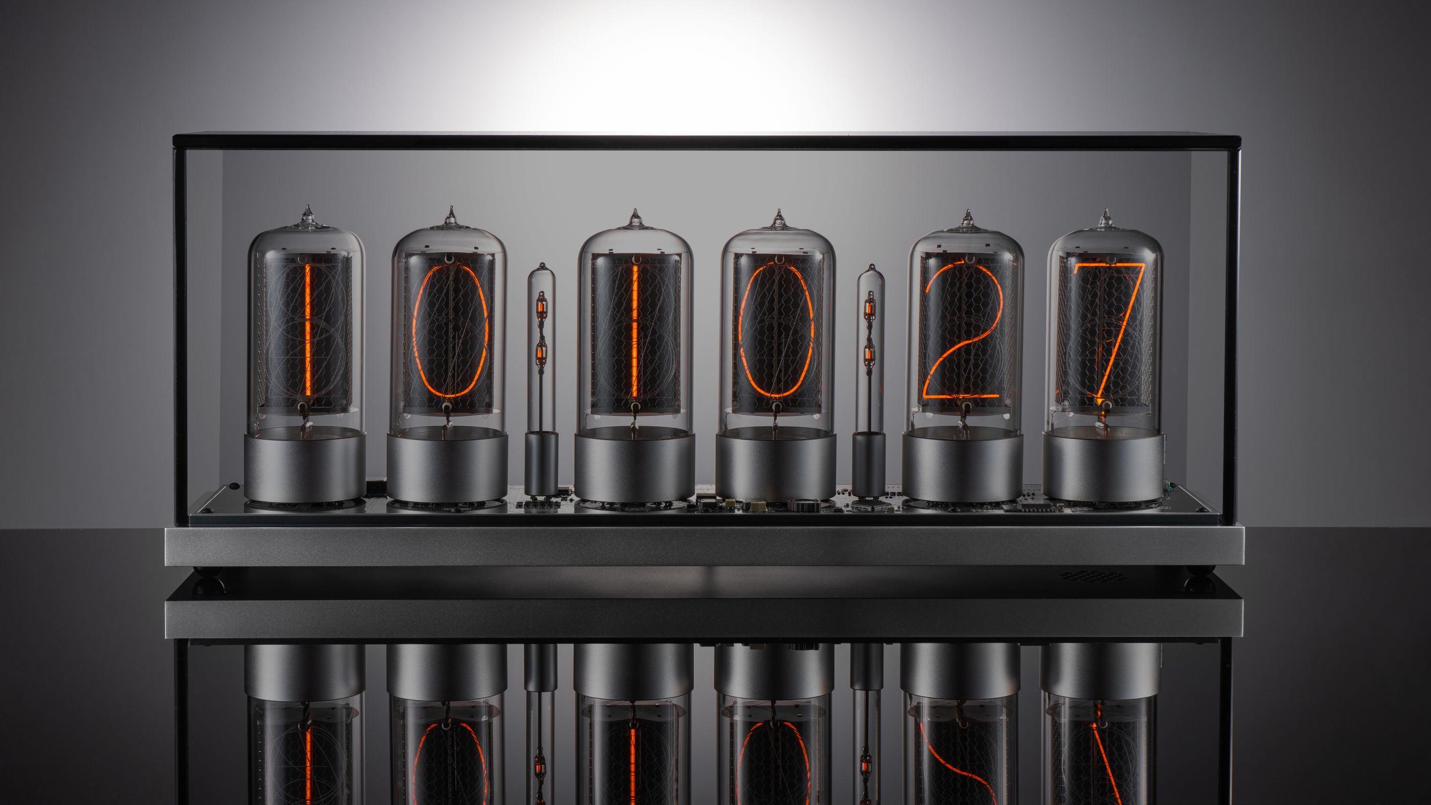ZIN70 Nixie-Uhr, Silber-Gehäuse & Silber-Sockel, Rauchglas