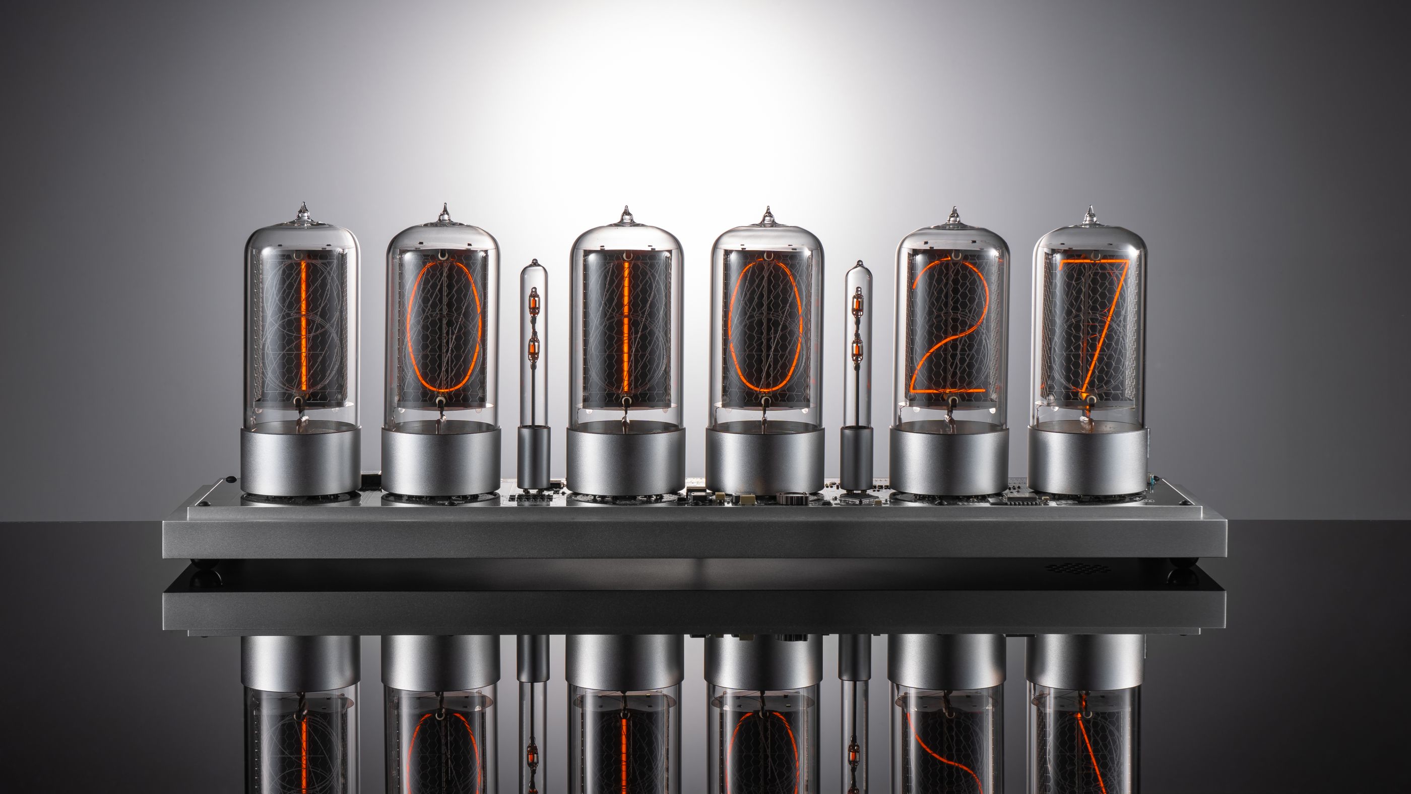 ZIN70 Nixie-Uhr, Silber-Gehäuse & Silber-Sockel, Rauchglas