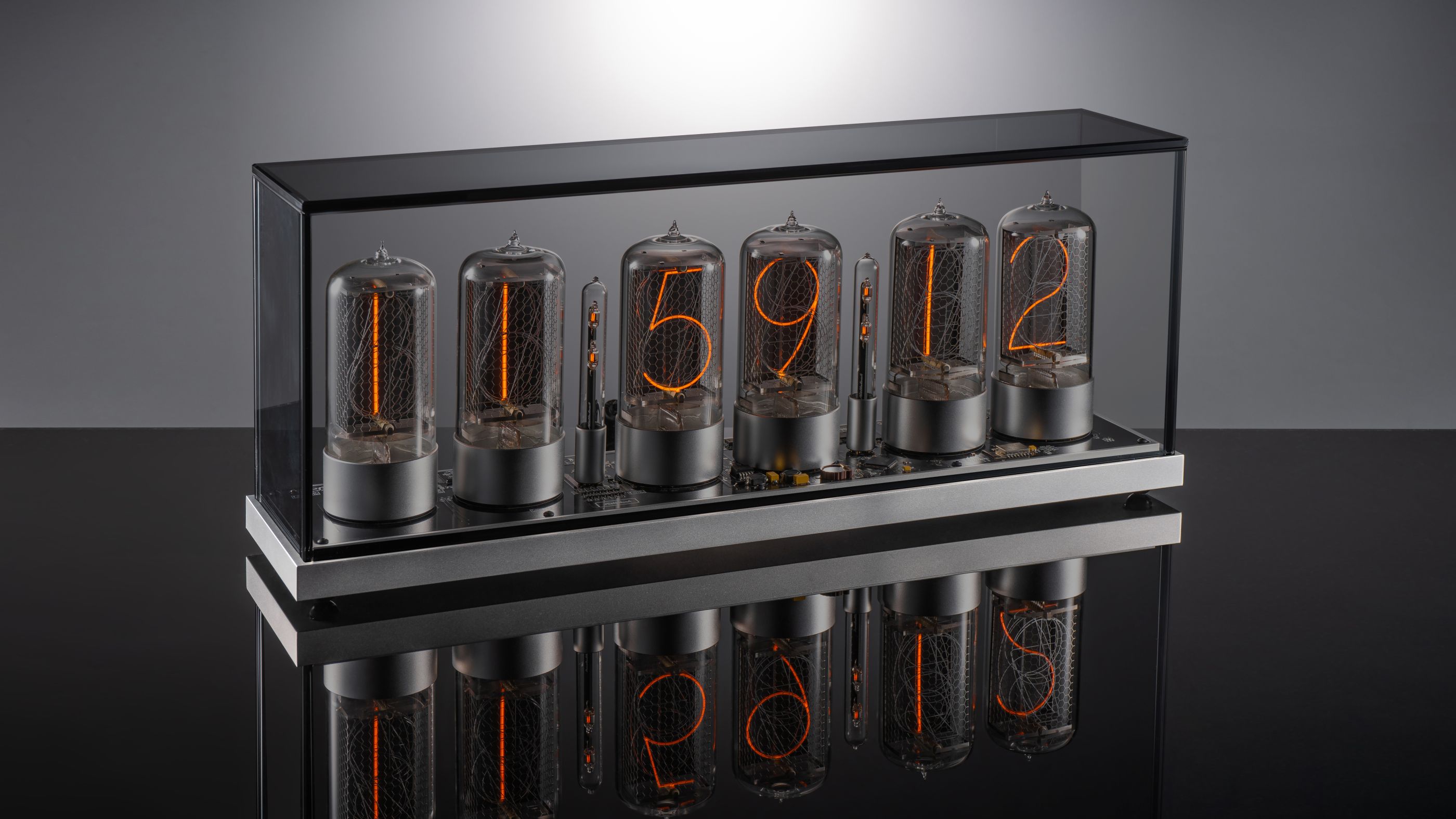 ZIN70 Nixie-Uhr, Silber-Gehäuse & Silber-Sockel, Rauchglas