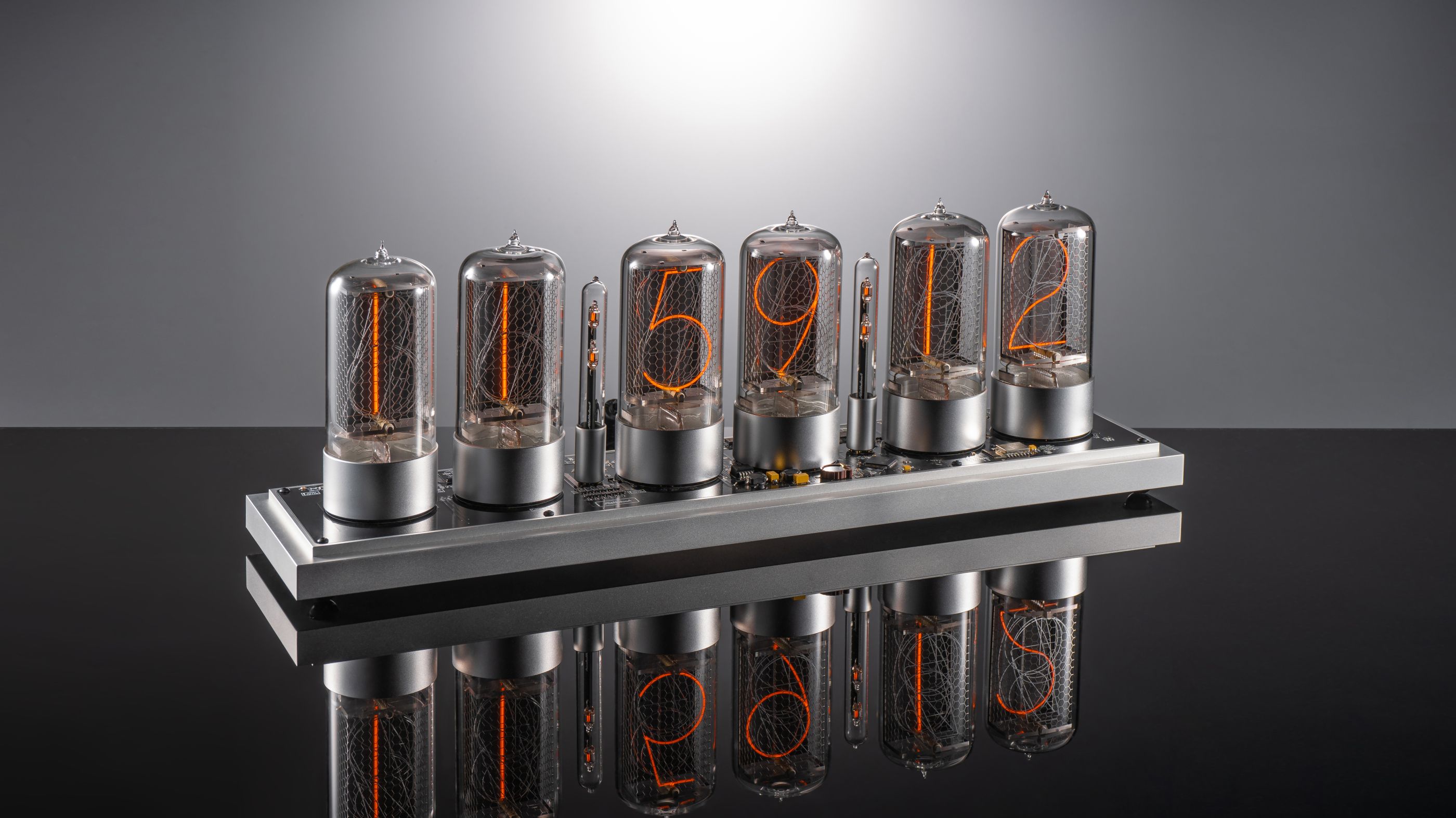 ZIN70 Nixie-Uhr, Silber-Gehäuse & Silber-Sockel, Rauchglas