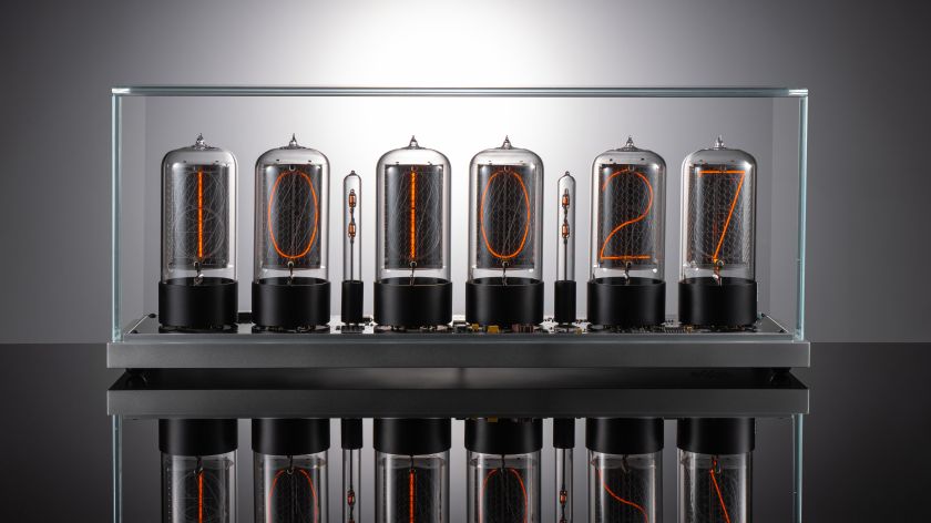 ZIN70 Nixie Uhr – Silberne Basis, Schwarze Sockel & Klare Glaskuppel | Millclock