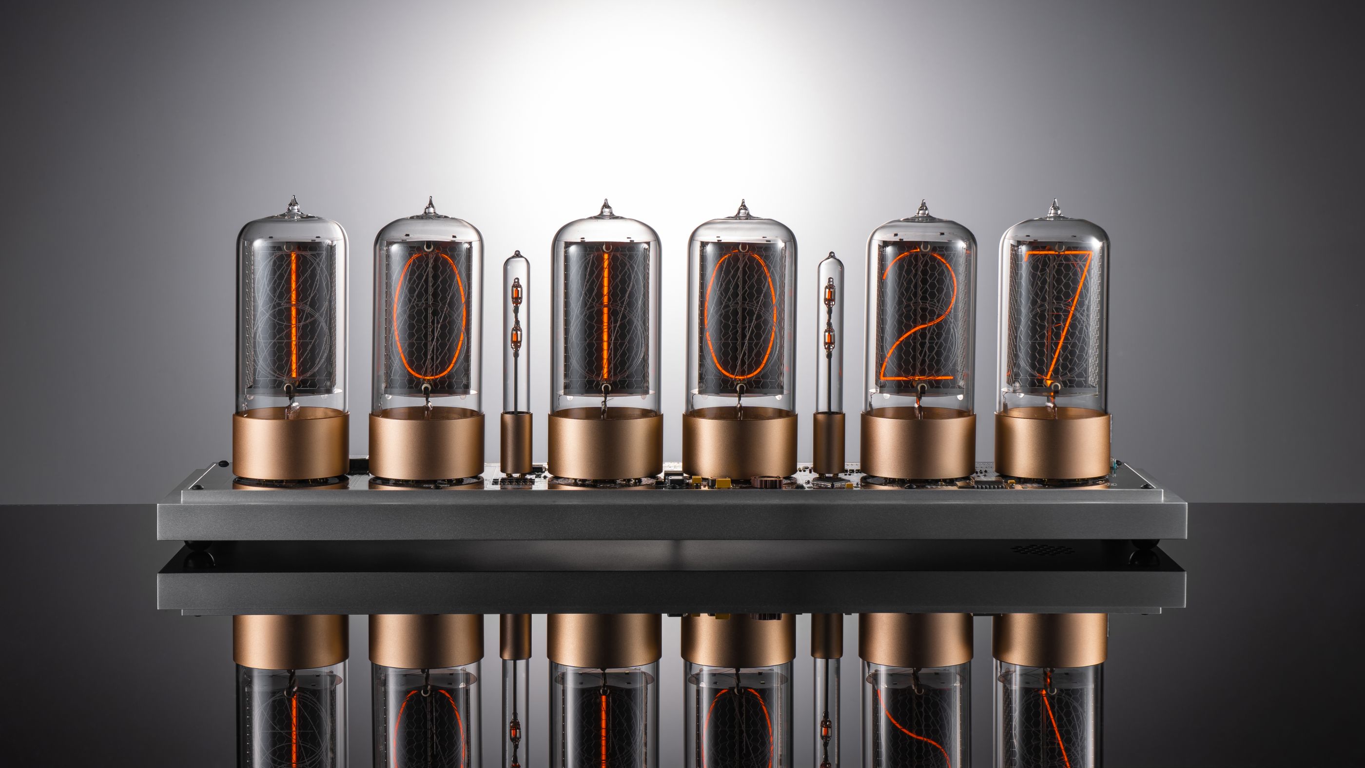 ZIN70 Nixie-Uhr, Silber-Gehäuse & Gold-Sockel, Klarglas