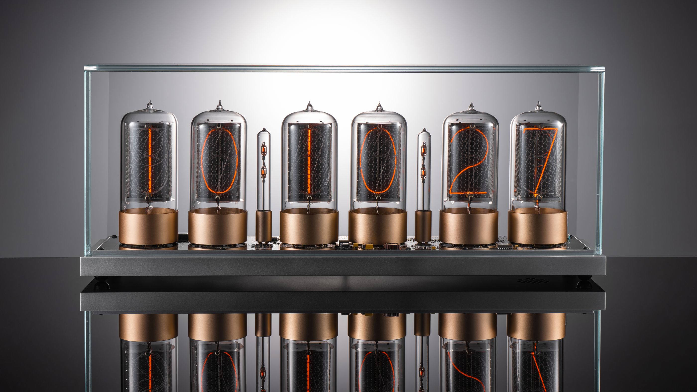 ZIN70 Nixie-Uhr, Silber-Gehäuse & Gold-Sockel, Klarglas