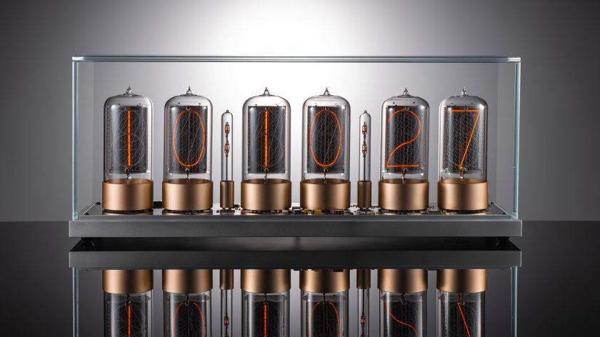 ZIN70 Nixie Uhr – Silberne Basis, Goldene Sockel & Klare Glaskuppel | Millclock