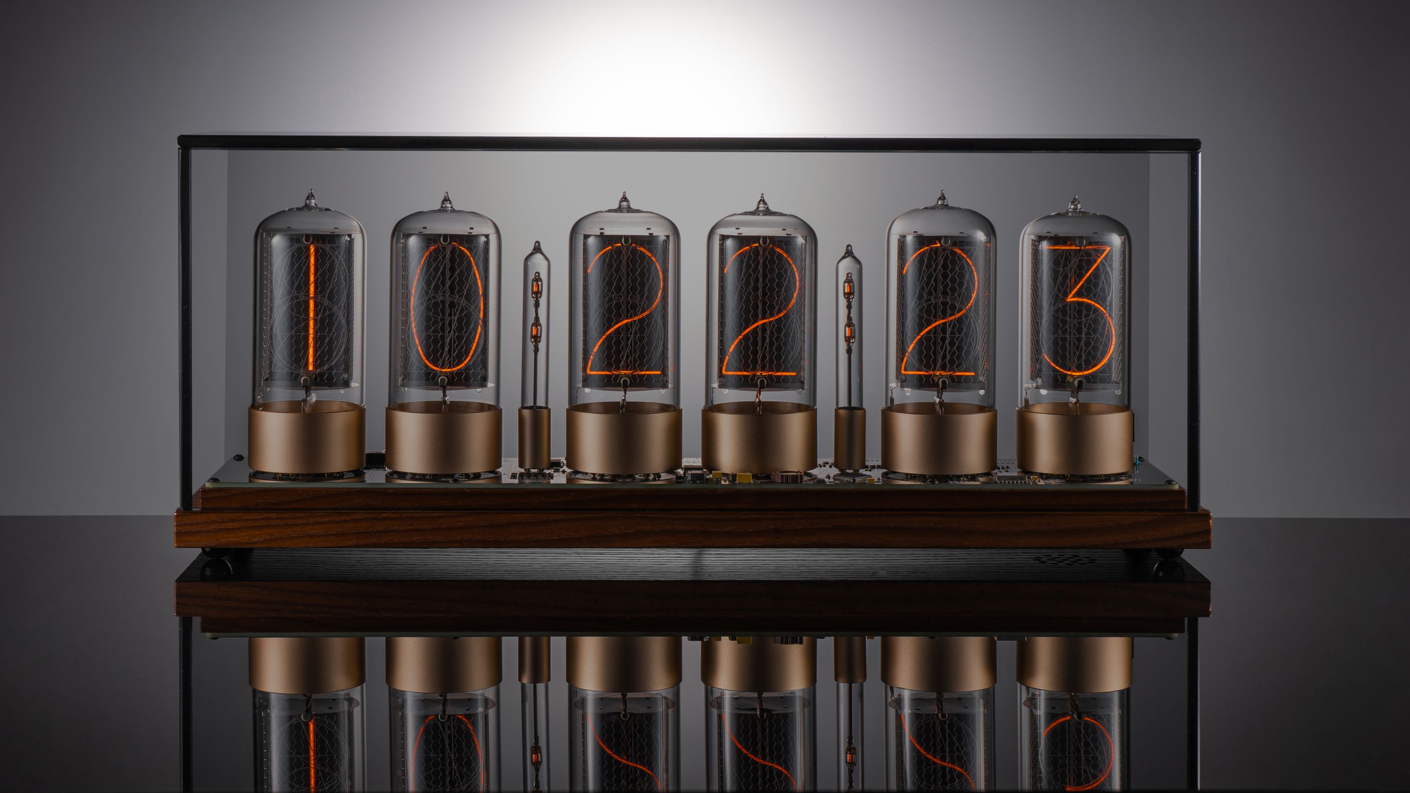ZIN70 Nixie-Uhr, Walnuss-Basis & Gold-Sockel, Rauchglas