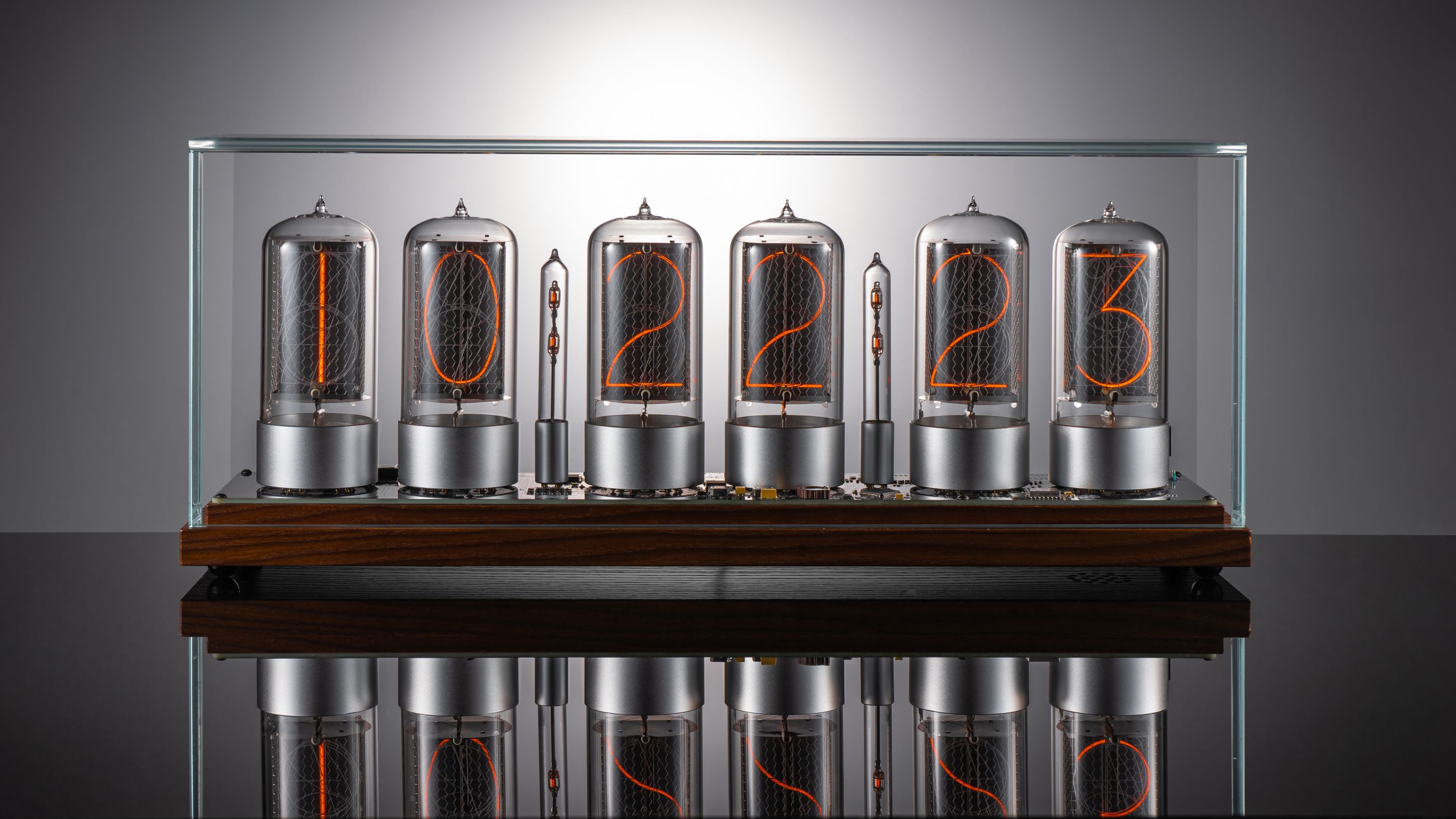 ZIN70 Nixie-Uhr, Walnuss-Basis & Silber-Sockel, Klarglas