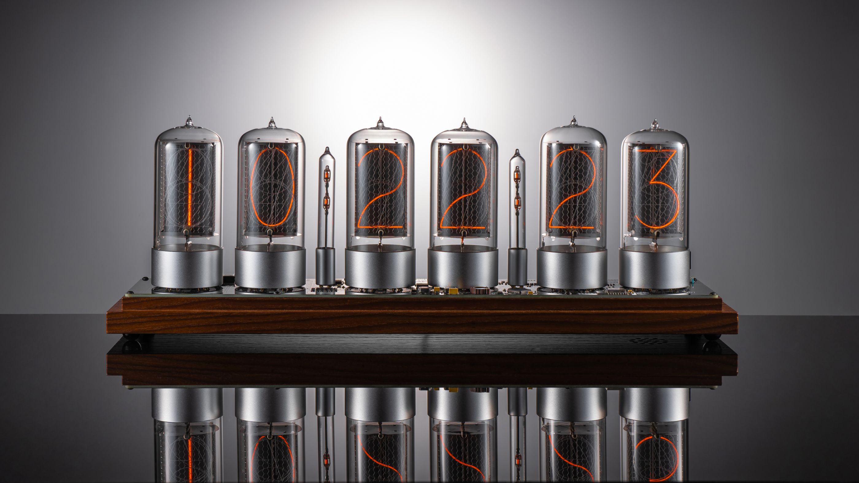 ZIN70 Nixie-Uhr, Walnuss-Basis & Silber-Sockel, Klarglas