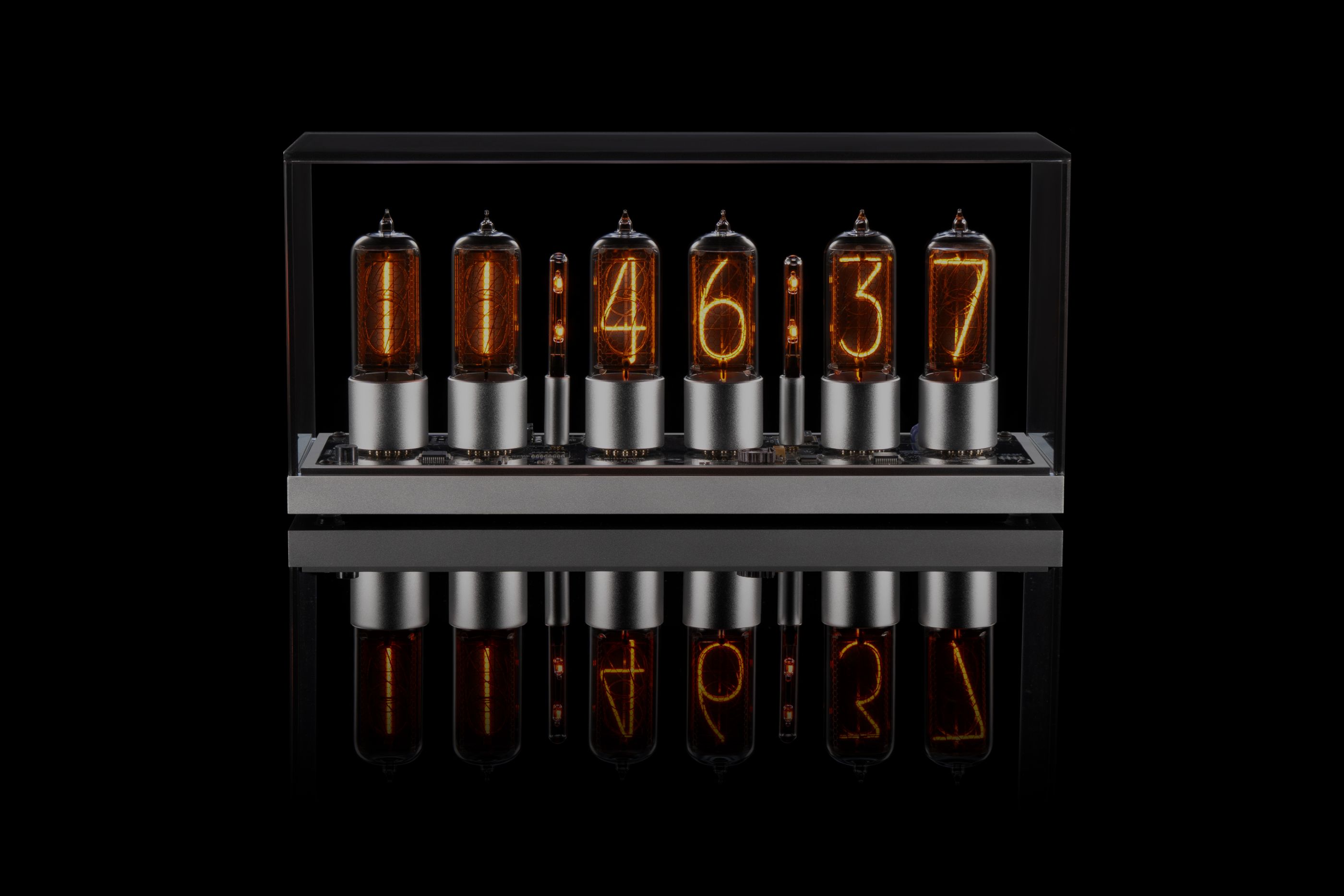 ZIN18 Nixie-Uhr Silbernes Gehäuse Getönte Glaskuppel