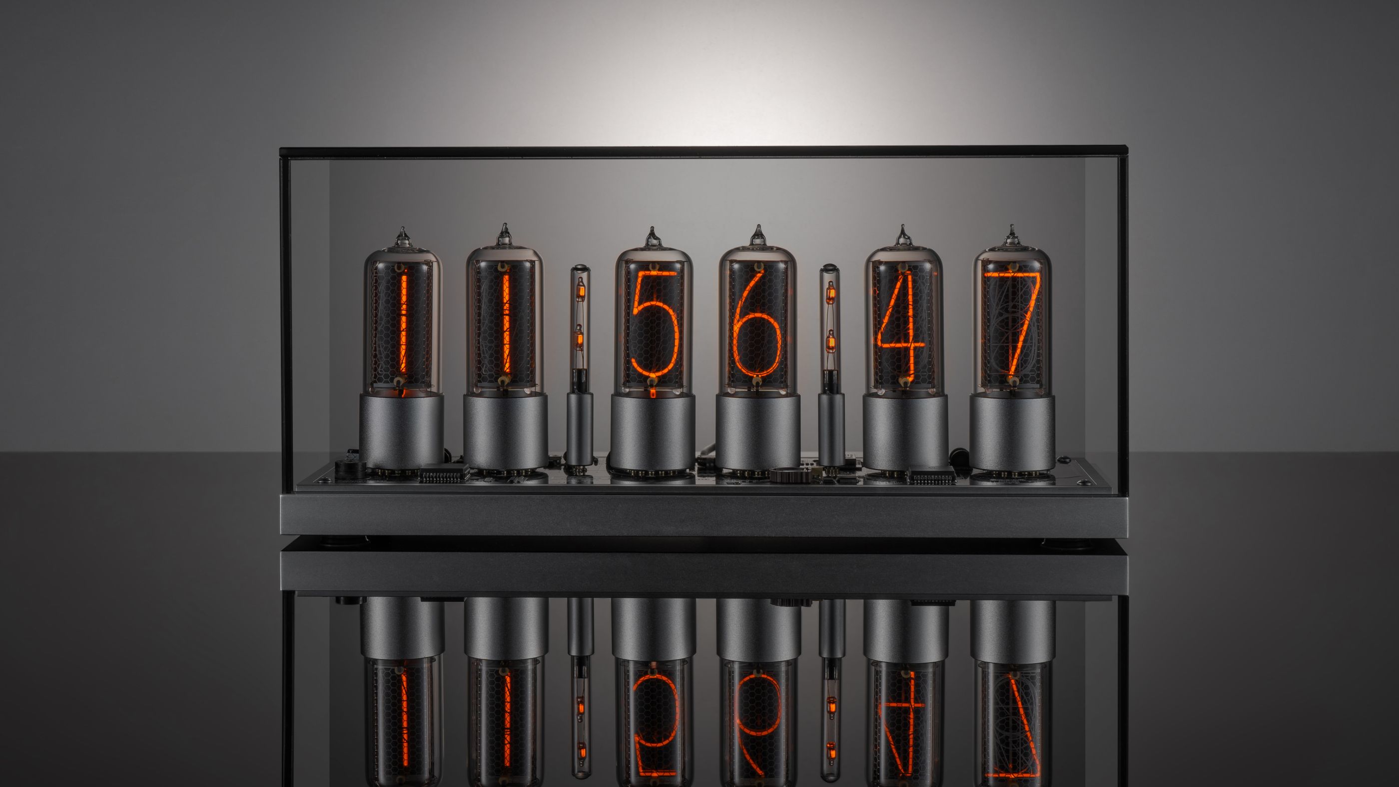 ZIN18 Nixie-Uhr Silbernes Gehäuse Getönte Glaskuppel