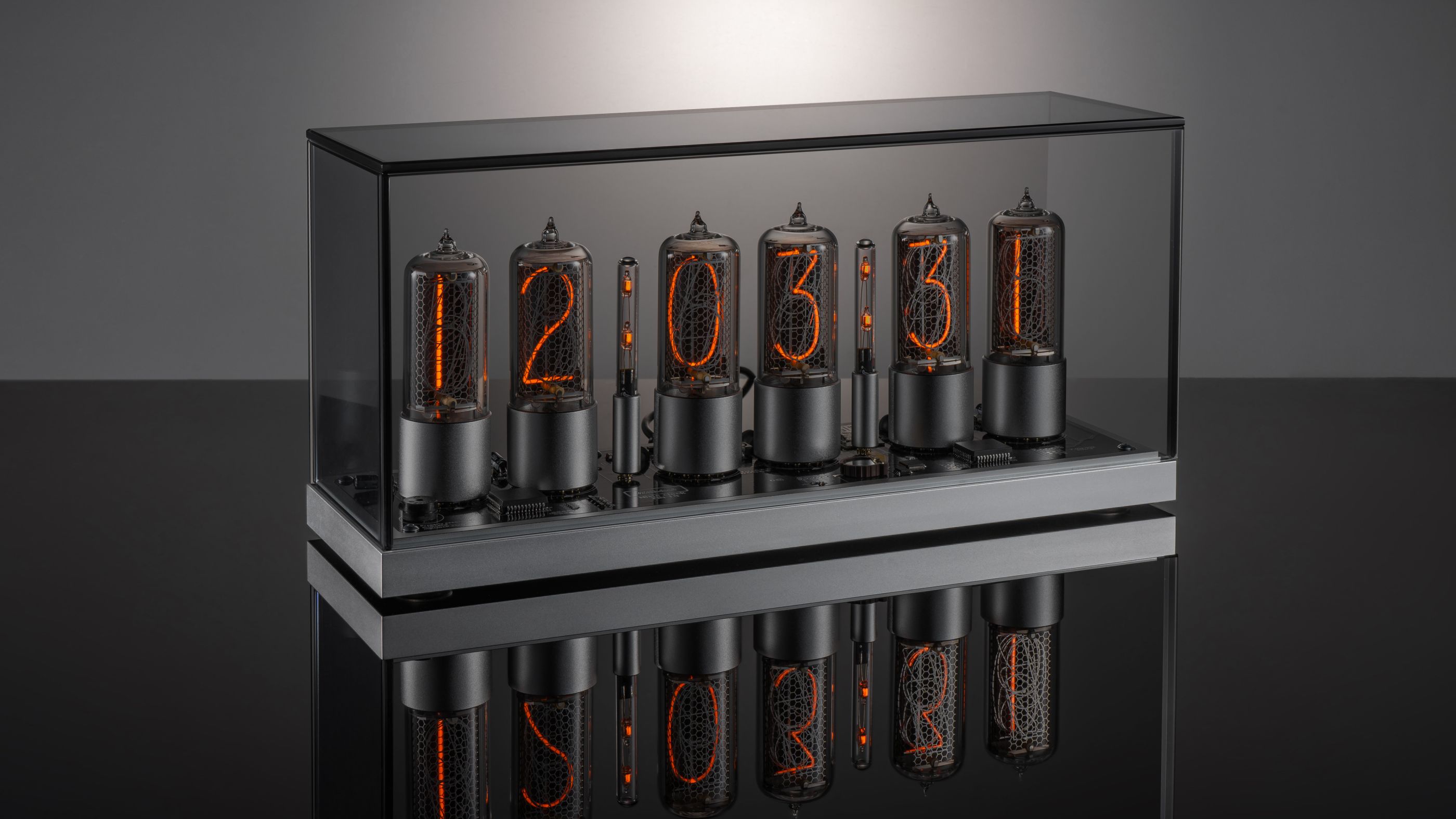 ZIN18 Nixie-Uhr Silbernes Gehäuse Getönte Glaskuppel