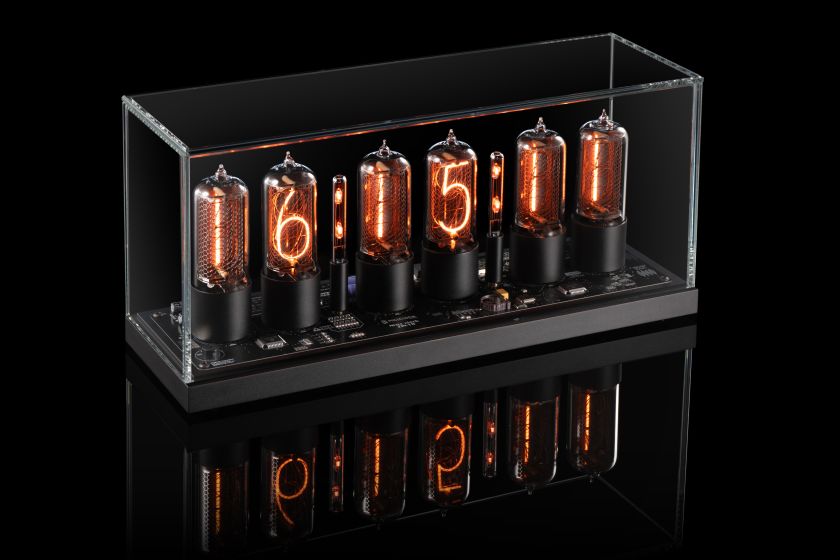 ZIN18 Nixie-Uhr Schwarzes Gehäuse Glaskuppel bei Millclock