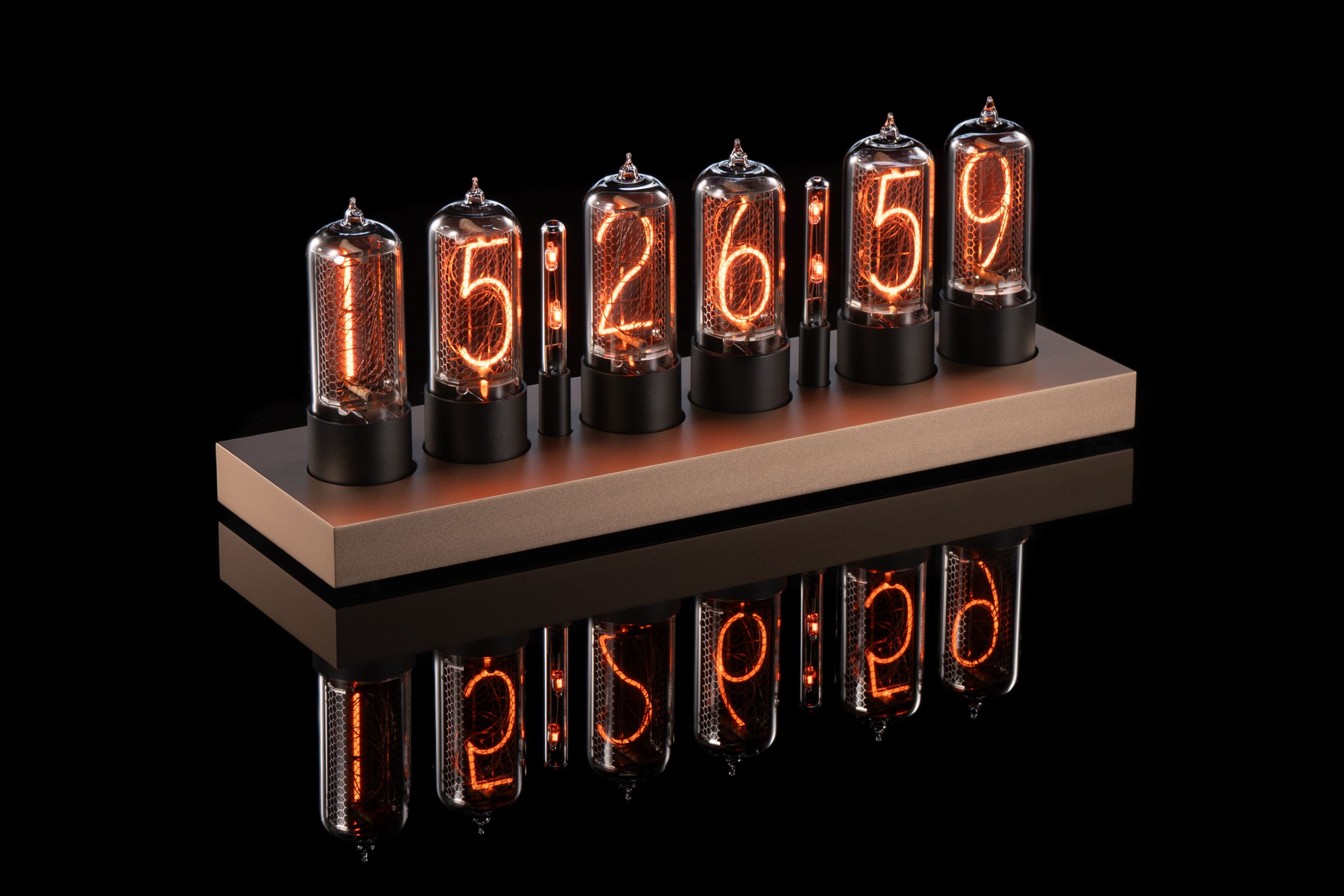 ZIN18 Nixie Uhr – Goldenes Gehäuse & Schwarze Sockel