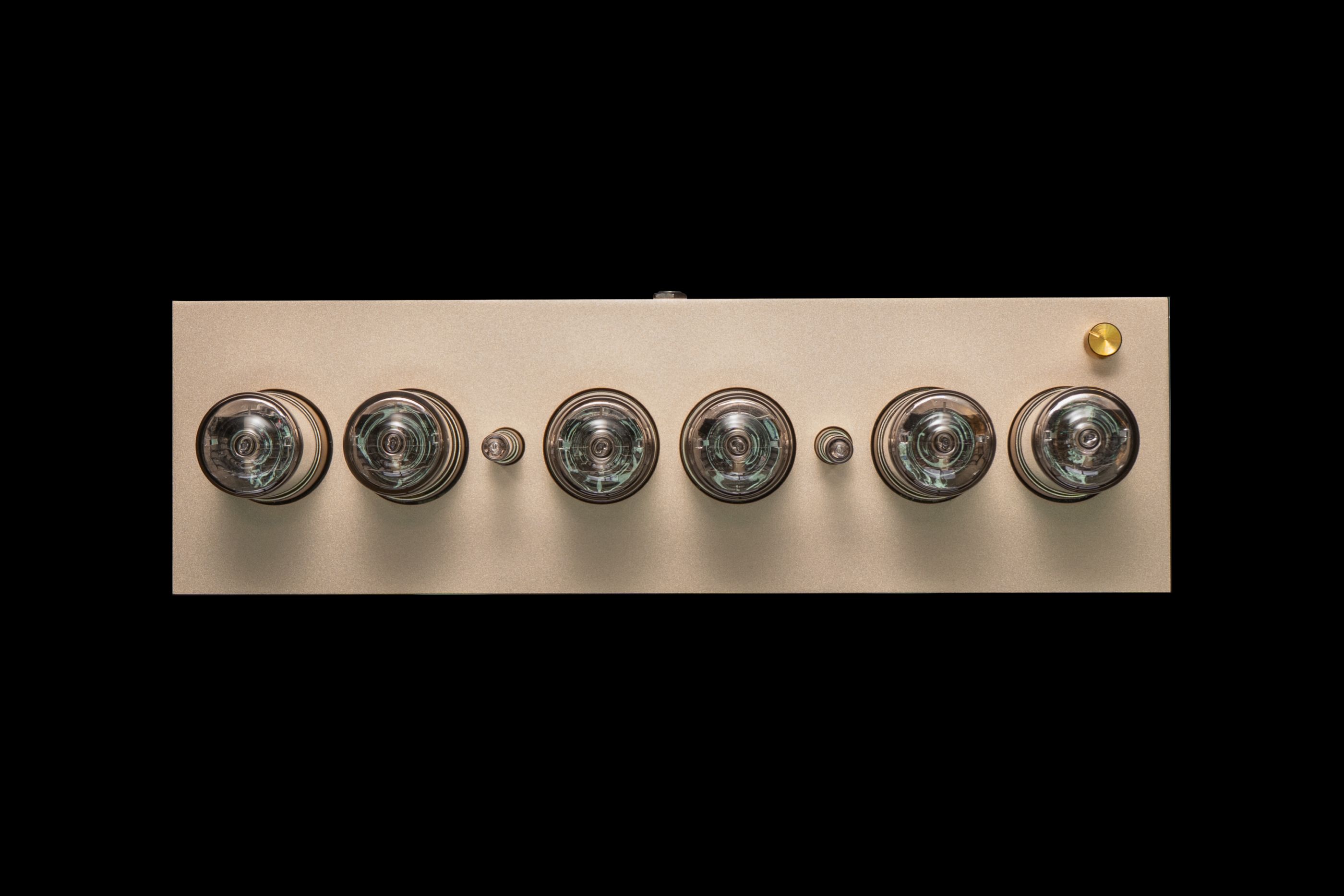 ZIN18 Nixie Uhr – Goldenes Gehäuse & Schwarze Sockel