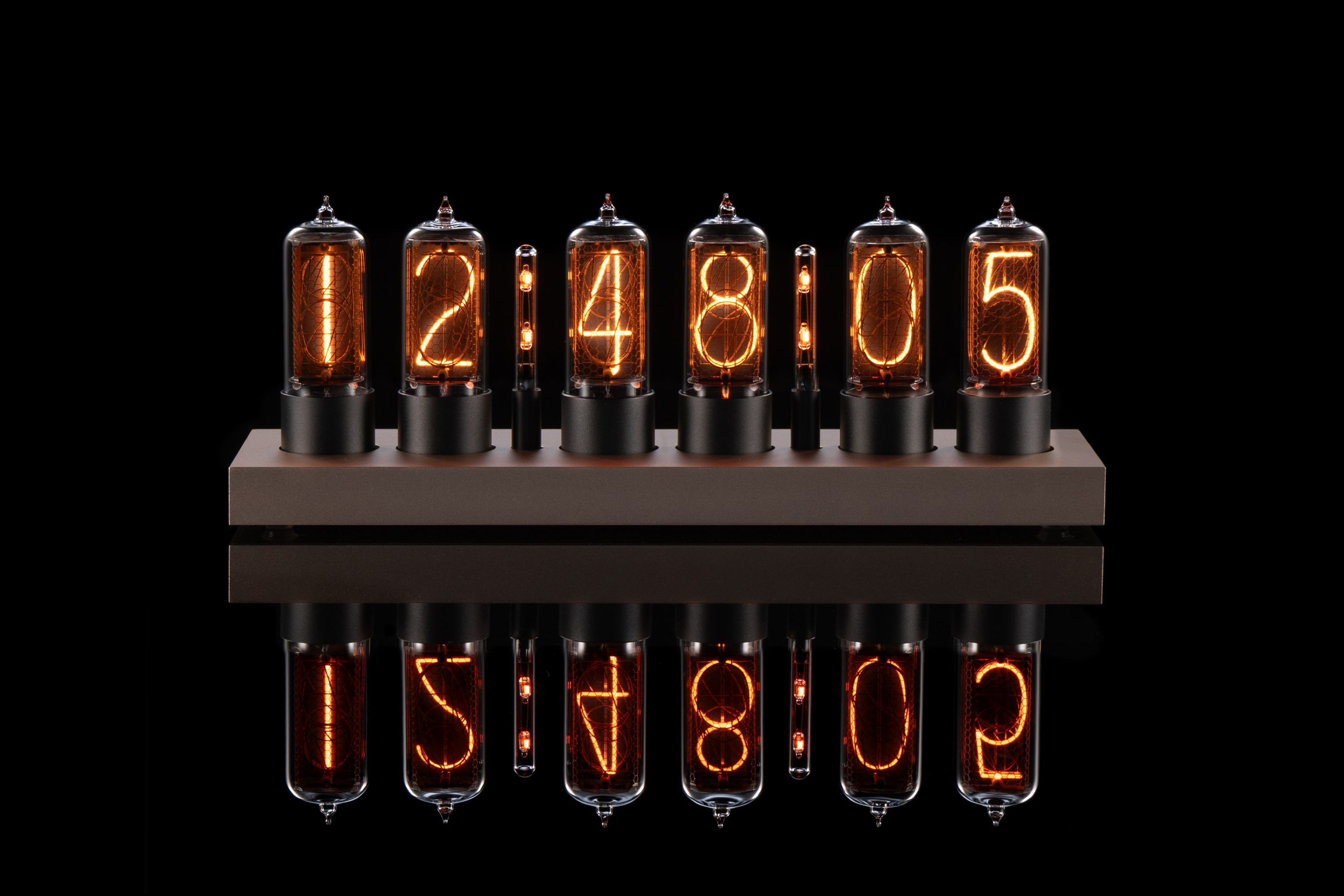 ZIN18 Nixie Uhr – Goldenes Gehäuse & Schwarze Sockel