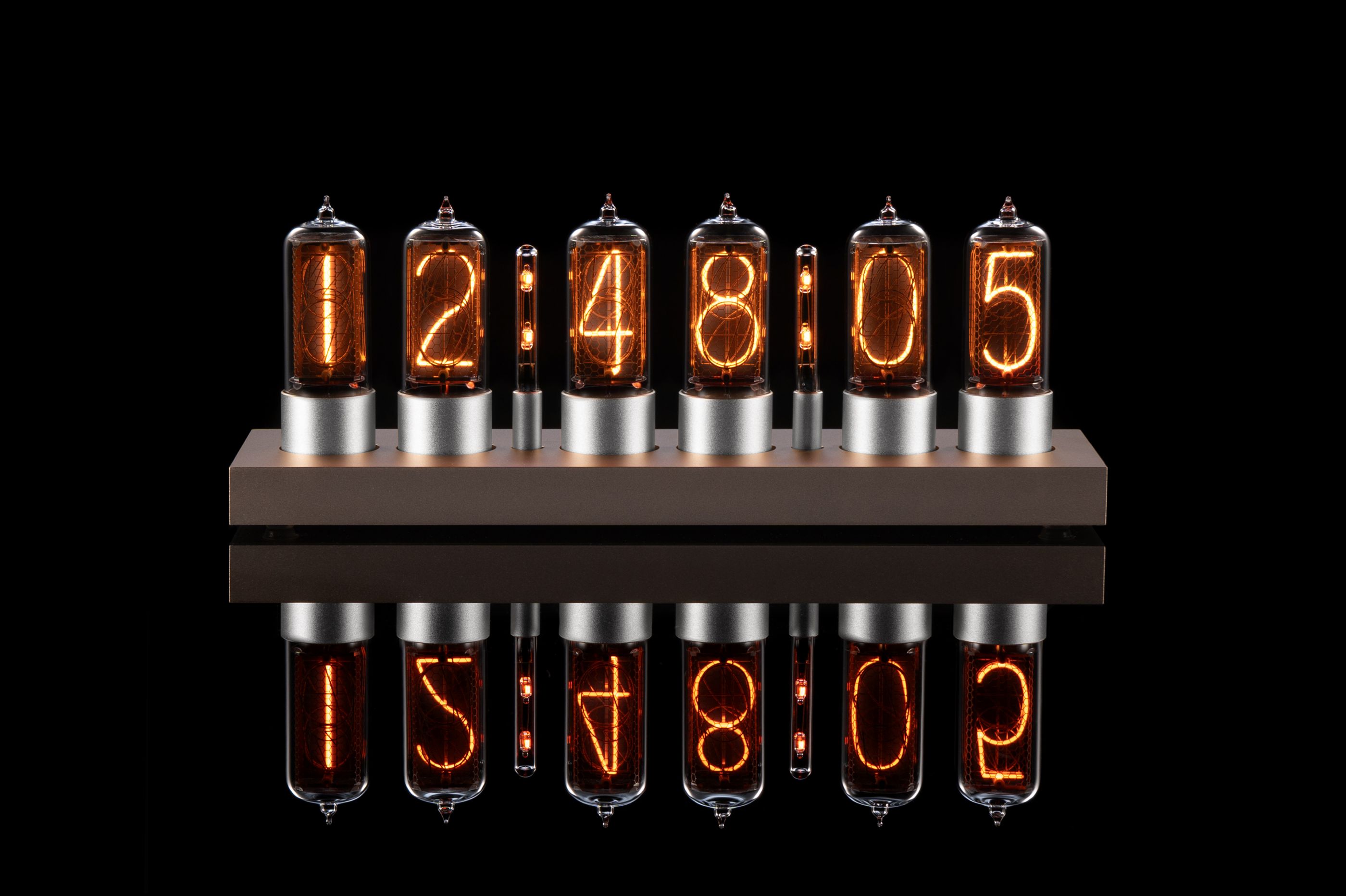 ZIN18 Nixie Uhr – Goldenes Gehäuse & Silberne Sockel