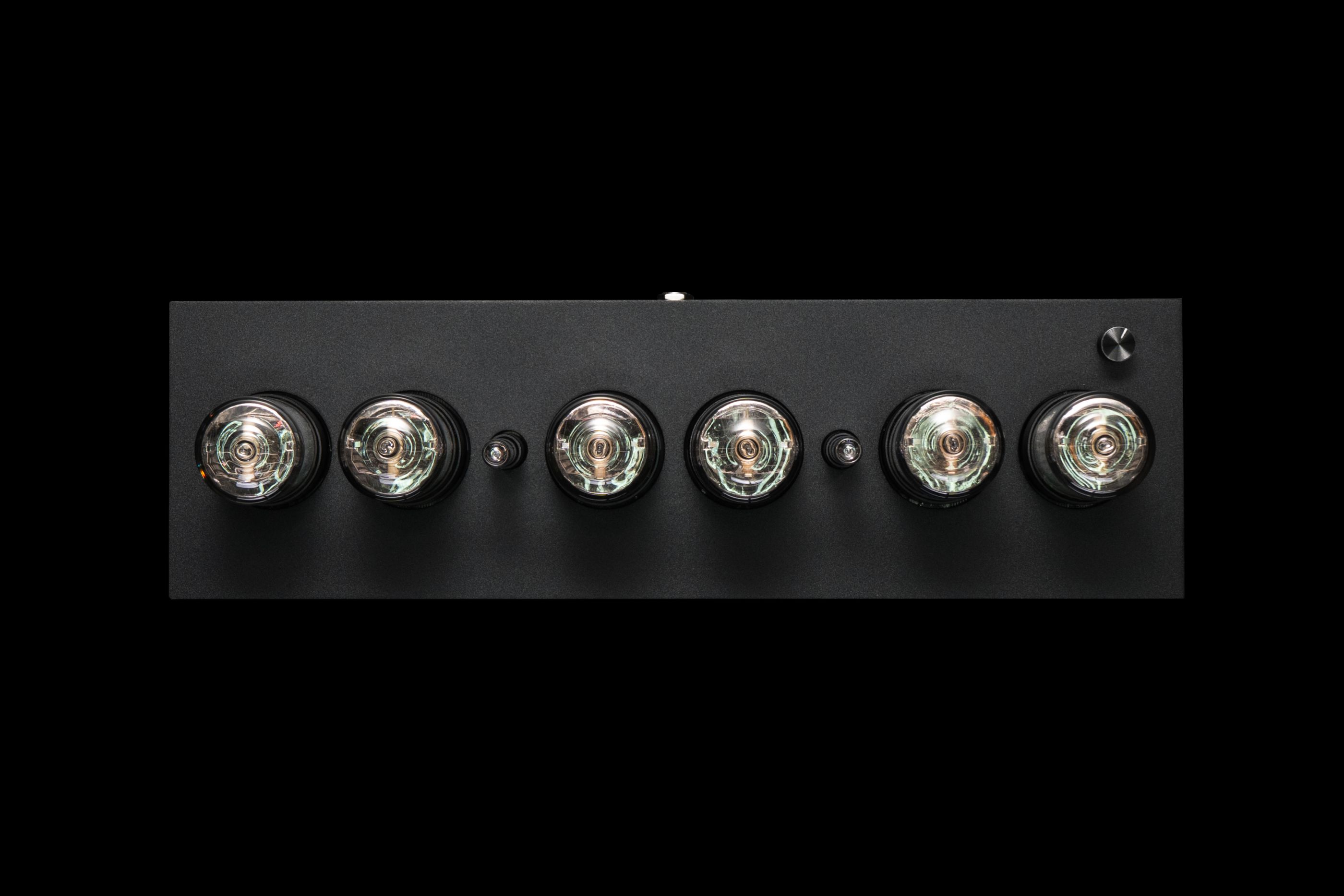 ZIN18 Nixie Uhr – Schwarzes Gehäuse & Silberne Sockel