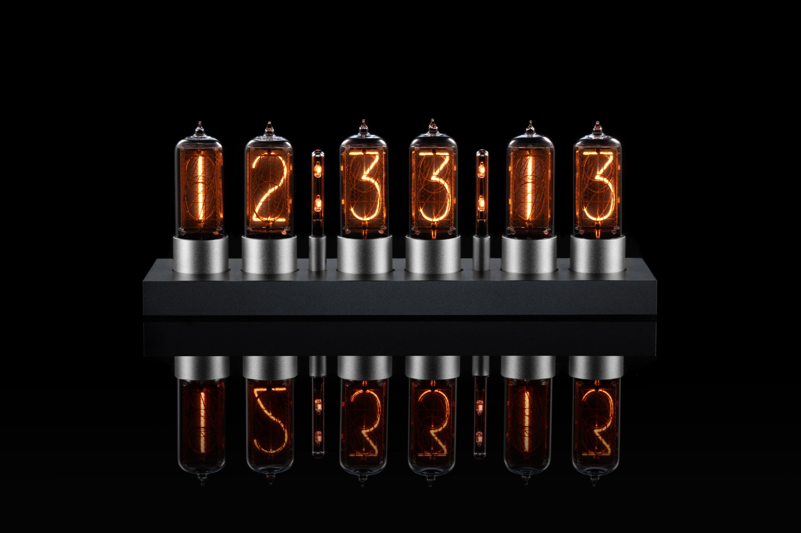 ZIN18 Nixie Uhr – Schwarzes Gehäuse & Silberne Sockel