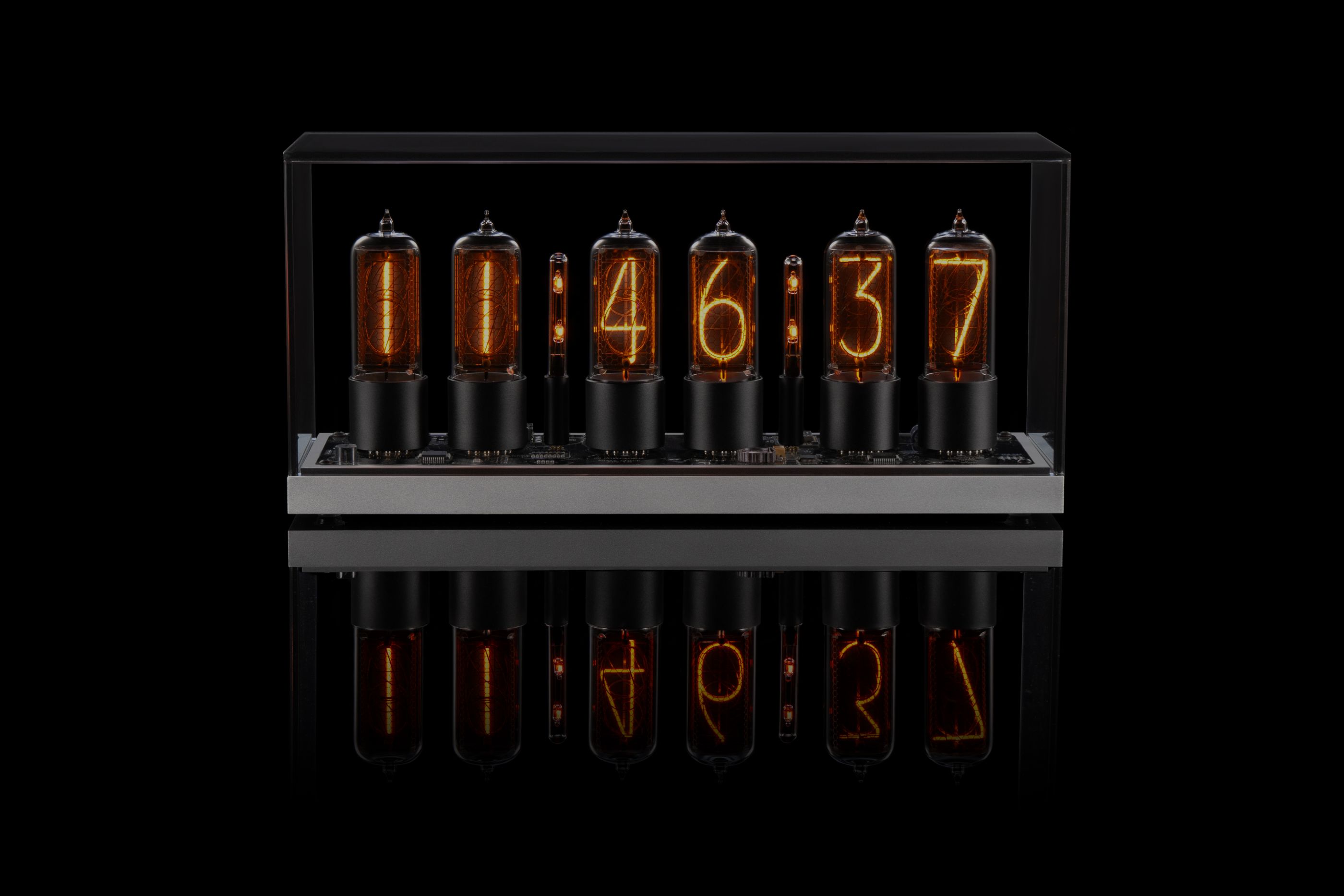 ZIN18 Nixie-Uhr, Silber-Basis & Schwarz-Röhren, Klarglas